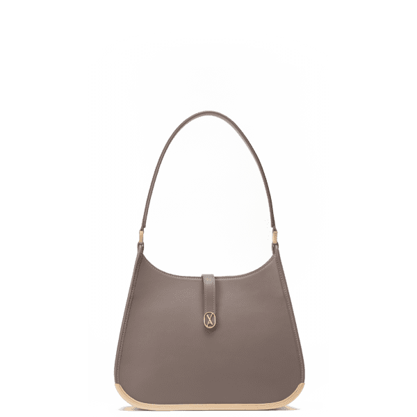 A medium-sized taupe bag with a minimalistic design and curved edges. It has a golden metal frame on the bottom and a golden magnet with the Vaulie icon in the center. This luxury ICON bag, made in Italy, is ideal for an elegant businesswoman.